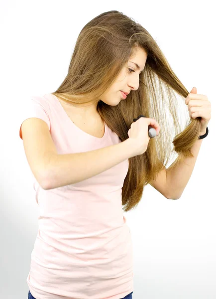 長い絹のような髪をブラッシングするかわいい女の子 — ストック写真