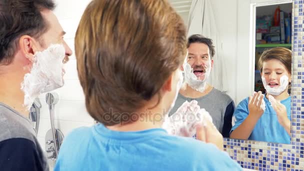 Père Fils Rasant Devant Miroir Dans Salle Bain Heureux Gros — Video