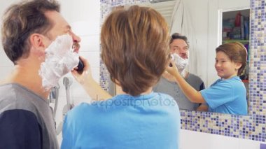 Uygulanan tıraş kremi baba komedi izleme Shot gülen çocuk