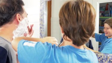 Evlat gülen uygulanan tıraş kremi baba