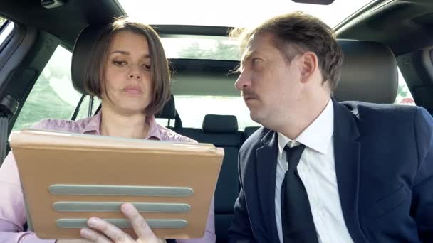 Επιχειρηματίας Παρενοχλεί Γυναίκα Συνάδελφο Στο Αυτοκίνητο — Αρχείο Βίντεο