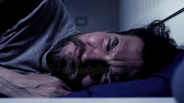 Umutsuz adam geceleri yatak ağır çekimde yalan acı