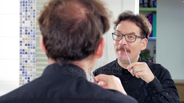 Zabawny Człowiek Wąsy Przycinanie Nożyczkami Przed Lustrem — Wideo stockowe