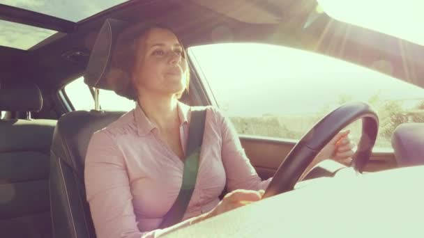 Hermosa Dama Cantando Conduciendo Feliz Atardecer Luz Fugas Cámara Lenta — Vídeo de stock