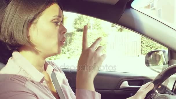 Prachtige Dame Zingen Luid Rijdende Auto Gelukkig Bij Zonsondergang Middellange — Stockvideo