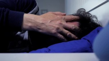 Yatak yavaş hareket izleme çekimde ağlayan üzgün umutsuz adam