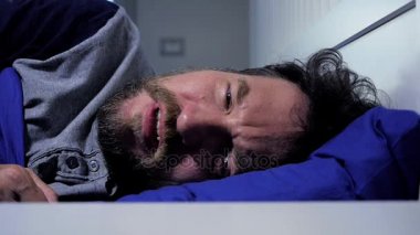 Üzgün adam yatak ağır çekimde ağlıyor