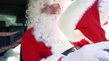 Komik Noel Baba araba sürüş sırasında şapka koyarak