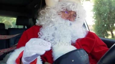 Mutlu Noel Baba araba klasik müzik dinleme mutlu sürüş