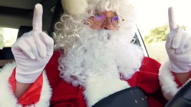 Feliz Santa Claus Conducir Coche Escuchar Música Clásica Cámara Aspecto — Vídeo de stock