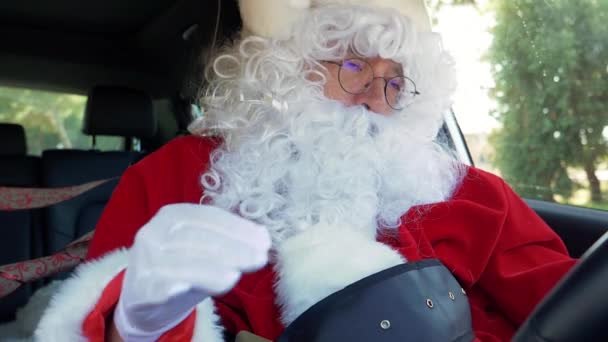 Feliz Santa Claus Conduciendo Coche Escuchando Música Clásica Feliz — Vídeo de stock