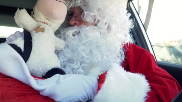 快乐的圣诞老人在车里玩玩具 — 图库视频影像