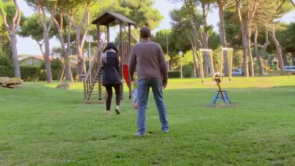 Padre Madre Figlio Giocare Calcio Nel Parco — Video Stock