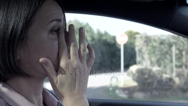 Kobieta Płacze Podczas Jazdy Samochodem Desaturated Slow Motion — Wideo stockowe