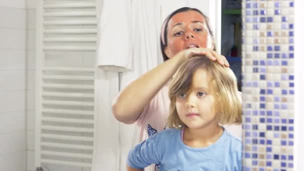 Frau Und Tochter Bürsten Haare Und Singen Badezimmer — Stockvideo