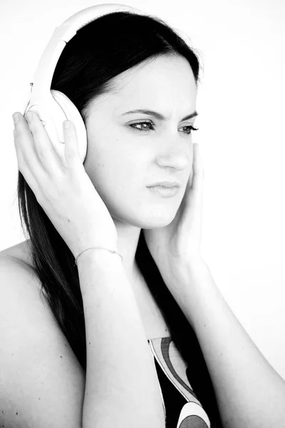 Mulher triste ouvir música com fones de ouvido preto e branco — Fotografia de Stock