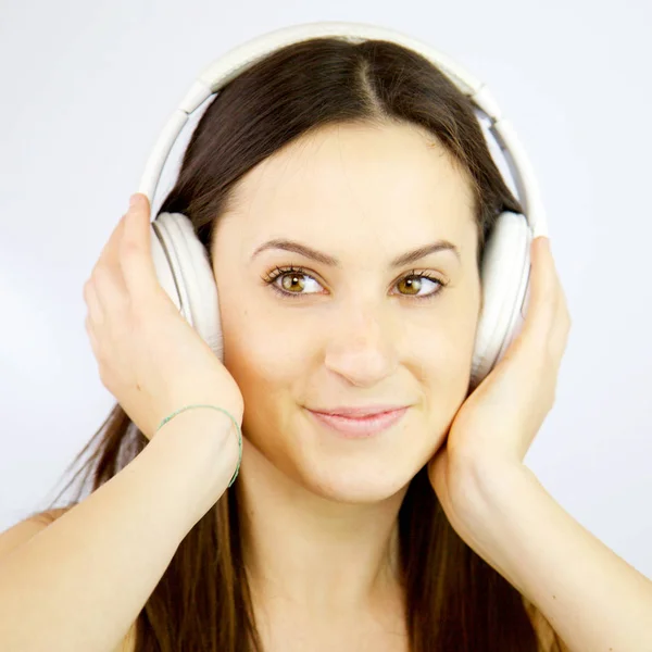 Menina bonito feliz ouvir música com fones de ouvido sorrindo close-up — Fotografia de Stock