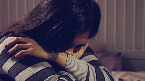 Latino Vrouw Tiener Slaapkamer Huilen Verdrietig Closeup — Stockvideo