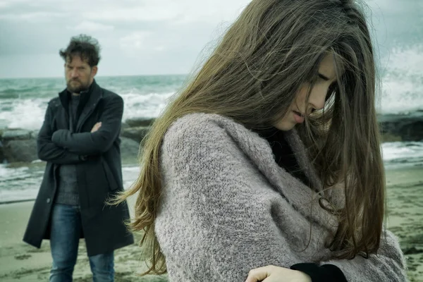 Arrabbiato uomo cerca fidanzata triste dopo la lotta di fronte all'oceano medio sho — Foto Stock