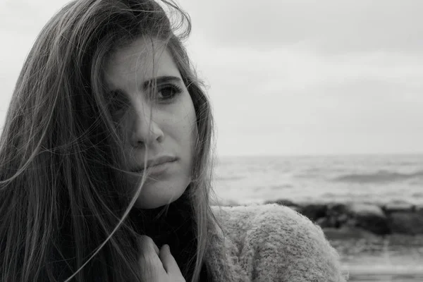 Sorgliga kvinna efter kampen framför havet Närbild svart och vitt — Stockfoto