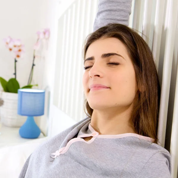 Mujer despertando en la habitación de hotel en la plaza de vacaciones —  Fotos de Stock