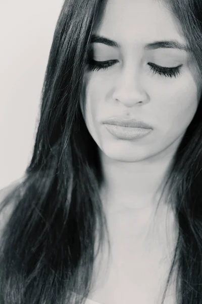 Όμορφη λυπημένος Ισπανόφωνος γυναίκα κοιτάζοντας προς τα κάτω σχεδόν κλαίει — Φωτογραφία Αρχείου