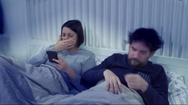 Geceleri uykusuzluk çeken cep telefonu bağımlılığı.