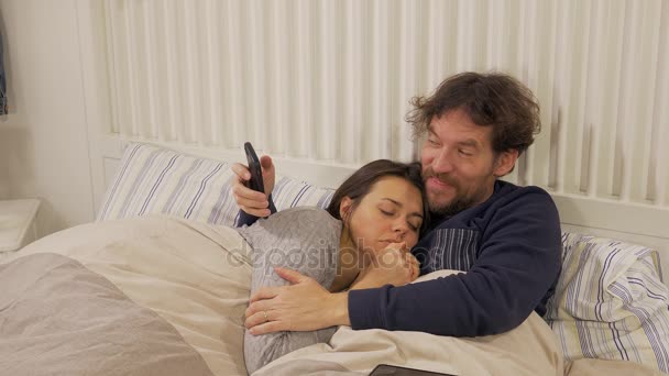 Marido Traindo Dormindo Esposa Cama Com Telefone Celular — Vídeo de Stock