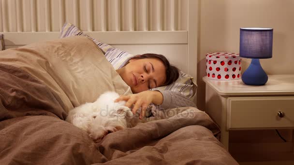 Vrouw Knuffelen Kleine Puppy Hond Bed Nachts — Stockvideo
