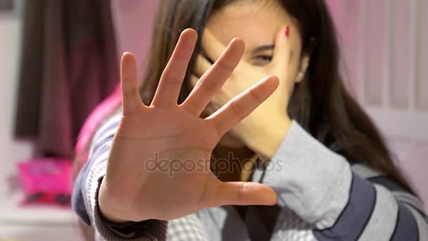 Mujer Joven Asustada Por Violencia Doméstica Primer Plano Mano Frente — Vídeo de stock