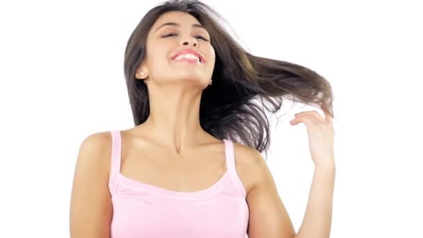 Piękna Kobieta Spinning Długie Włosy Super Slow Motion Szczęśliwy Uśmiechający — Wideo stockowe