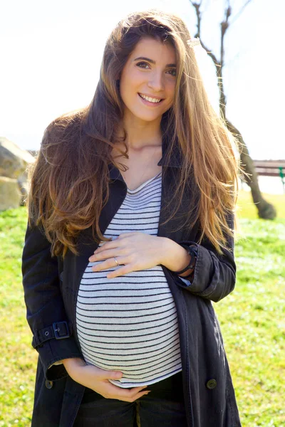 Mulher Grávida Feliz Sorrindo — Fotografia de Stock