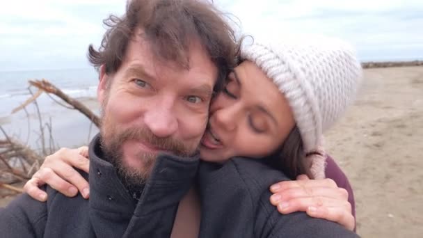 Lustiges Paar Schießt Mit Kamera Selfie Strand Winter — Stockvideo