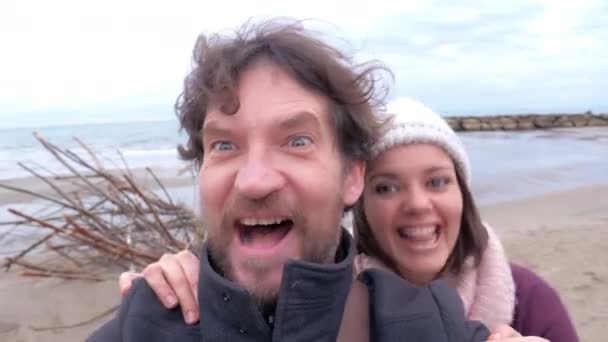 Lustiges Paar Schießt Winter Mit Kamera Selfie Strand — Stockvideo