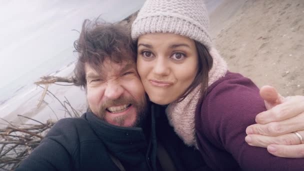 Gelukkig Paar Liefde Het Nemen Van Selfie Het Strand Winter — Stockvideo