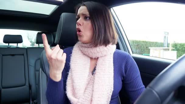 Donna Che Combatte Auto Con Persone Nel Traffico Infelice — Video Stock