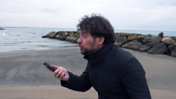 Homem Negócios Gritando Telefone Frente Oceano Inverno Câmera Lenta Tiro — Vídeo de Stock