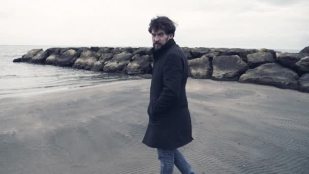 Κομψός Όμορφος Άντρας Παλτό Χειμώνα Περπατώντας Μπροστά Στον Ωκεανό Και — Αρχείο Βίντεο