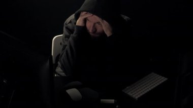 Yakışıklı hacker ciddi, geniş çekim, yavaş çekim düşünüyor.