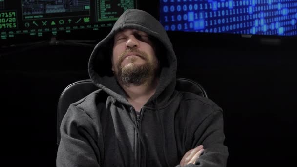 下载病毒时睡着的黑客坐在椅子上 — 图库视频影像