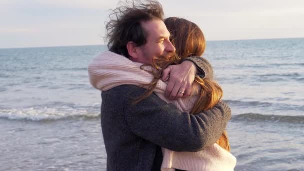 Linda Pareja Enamorada Abrazando Riendo Primer Plano Playa — Vídeos de Stock