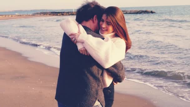 かわいいですカップルで愛抱擁と笑いオンビーチレトロスタイル — ストック動画