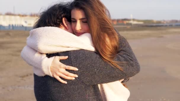 Ευτυχισμένη Γυναίκα Στην Αγάπη Αγκαλιάζει Φίλο Στην Παραλία Στο Ηλιοβασίλεμα — Αρχείο Βίντεο