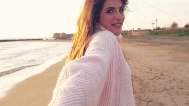 Linda Mulher Sorrindo Segurando Mão Namorado Andando Praia Estilo Retro — Vídeo de Stock