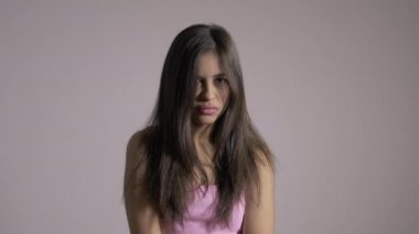  Yalnız genç İspanyol kadın ağır çekim orta atış izole