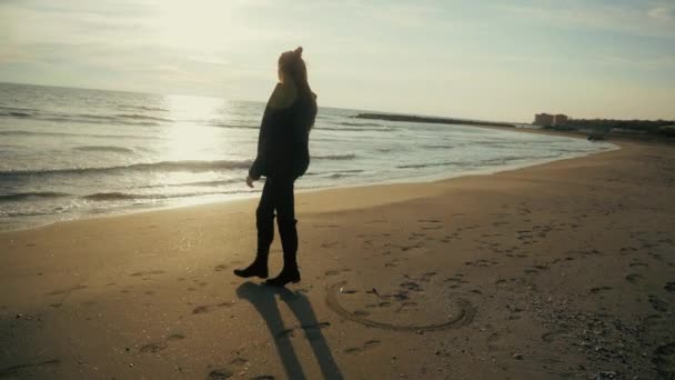 Mujer Feliz Atardecer Mirando Océano Invierno Pensando Amor — Vídeo de stock