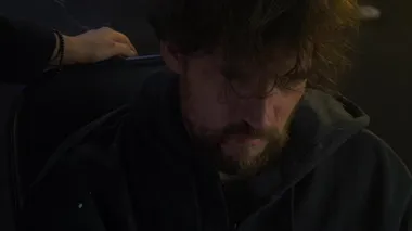 Kadın polis hacker 'ı tehdit ederek virüs silahının şifresini söylemekle tehdit etti.