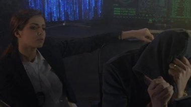 Terörist hacker kelepçeli. Kadın FBI ajanının ona vurmasından kaçmaya çalışıyor.