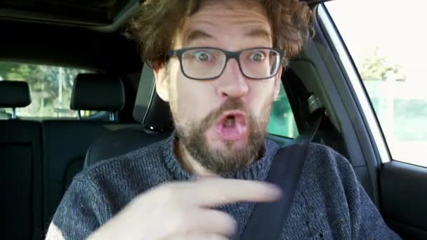 Divertente Uomo Che Canta Guida Auto Alla Ricerca Fotocamera — Video Stock