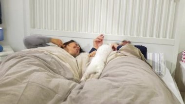 Sabahları mutlu bir çift köpeklerle saklambaç oynuyor.